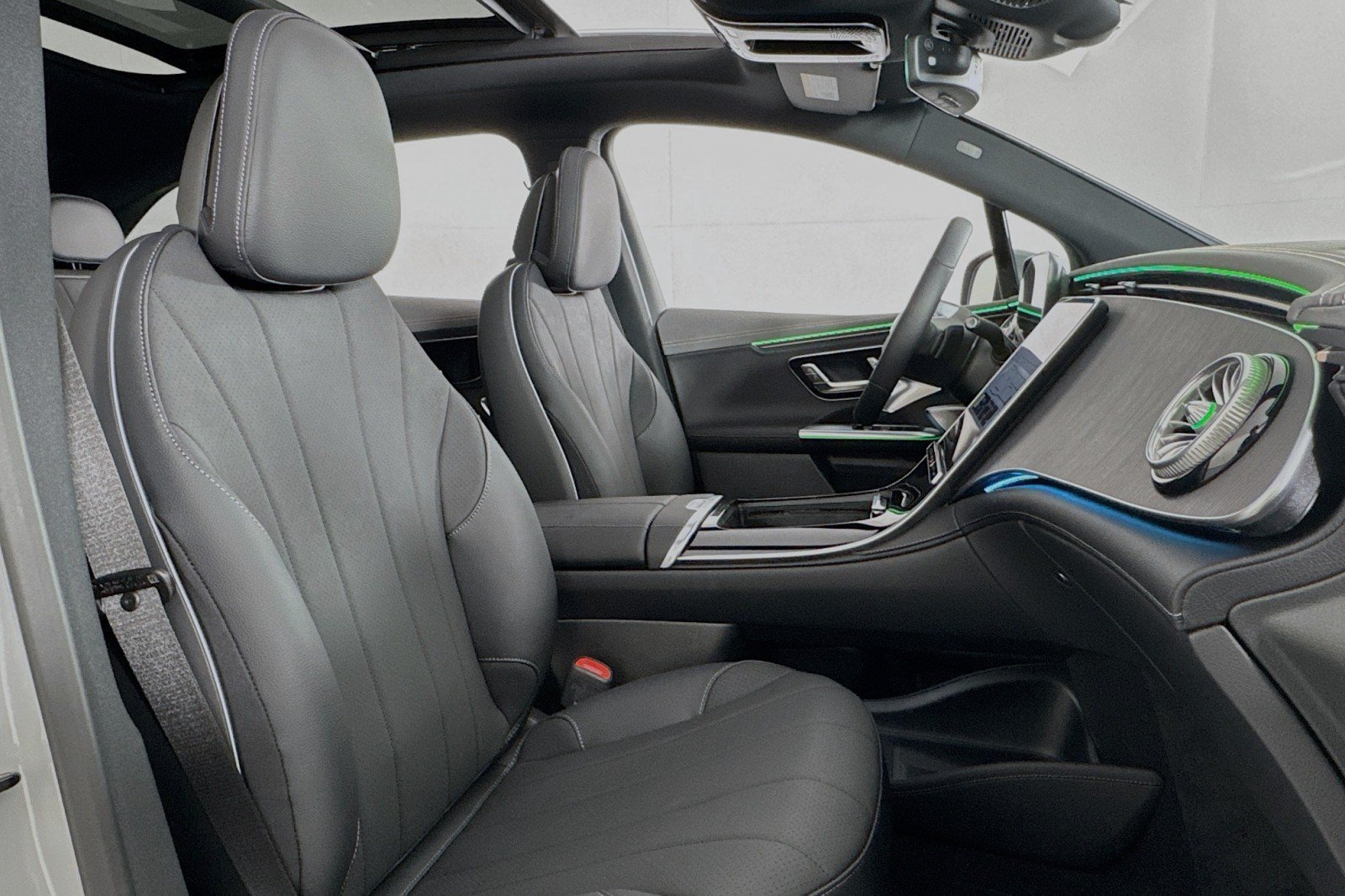 New 2026 Mercedes-Benz EQE 320 4MATIC SUV image 6