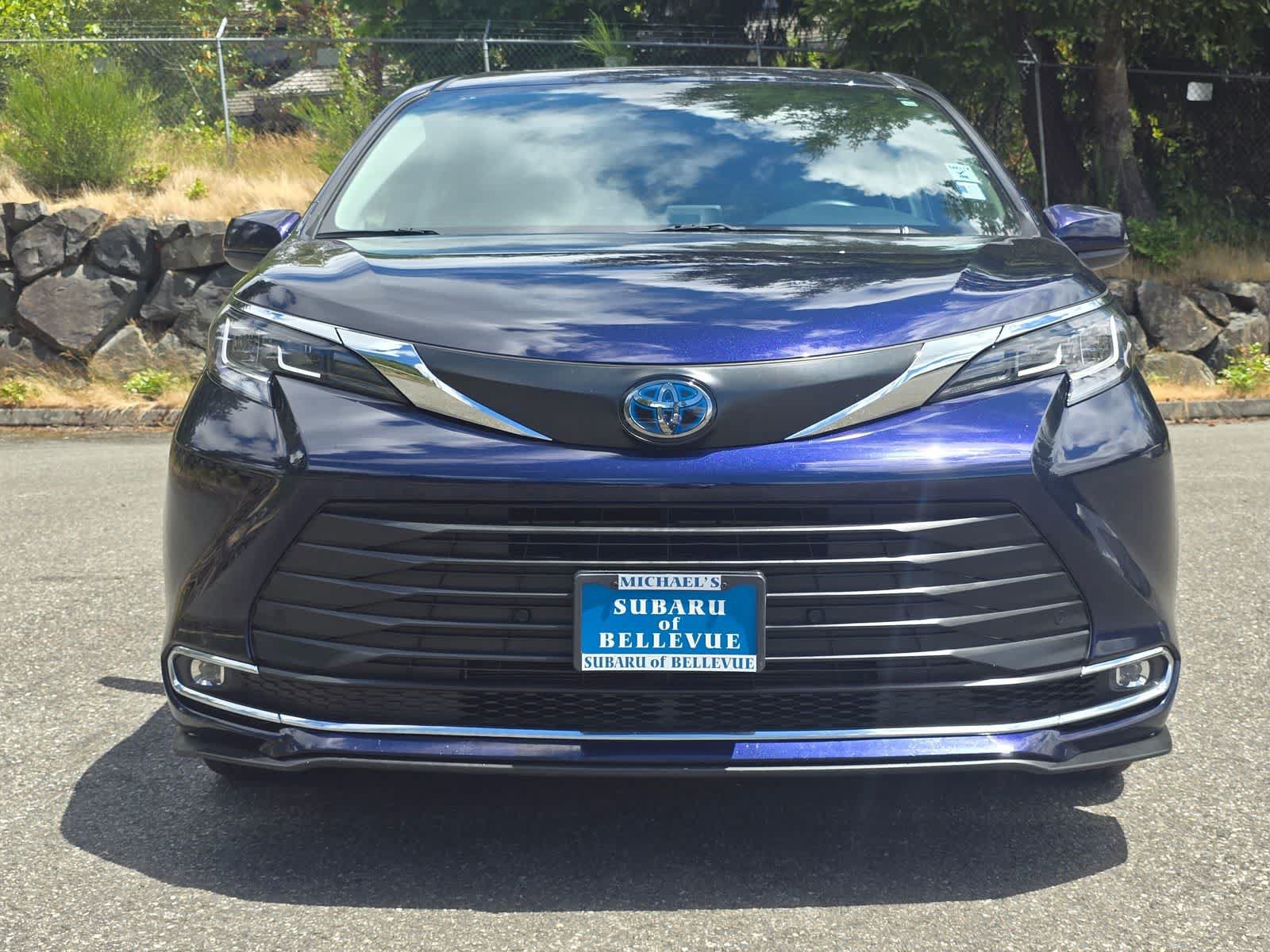 Used 2023 Toyota Sienna XLE AWD/4WD image 6