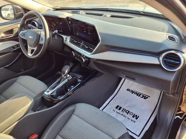 Used 2025 Chevrolet Trax LT w/ LT Convenience Package image 86