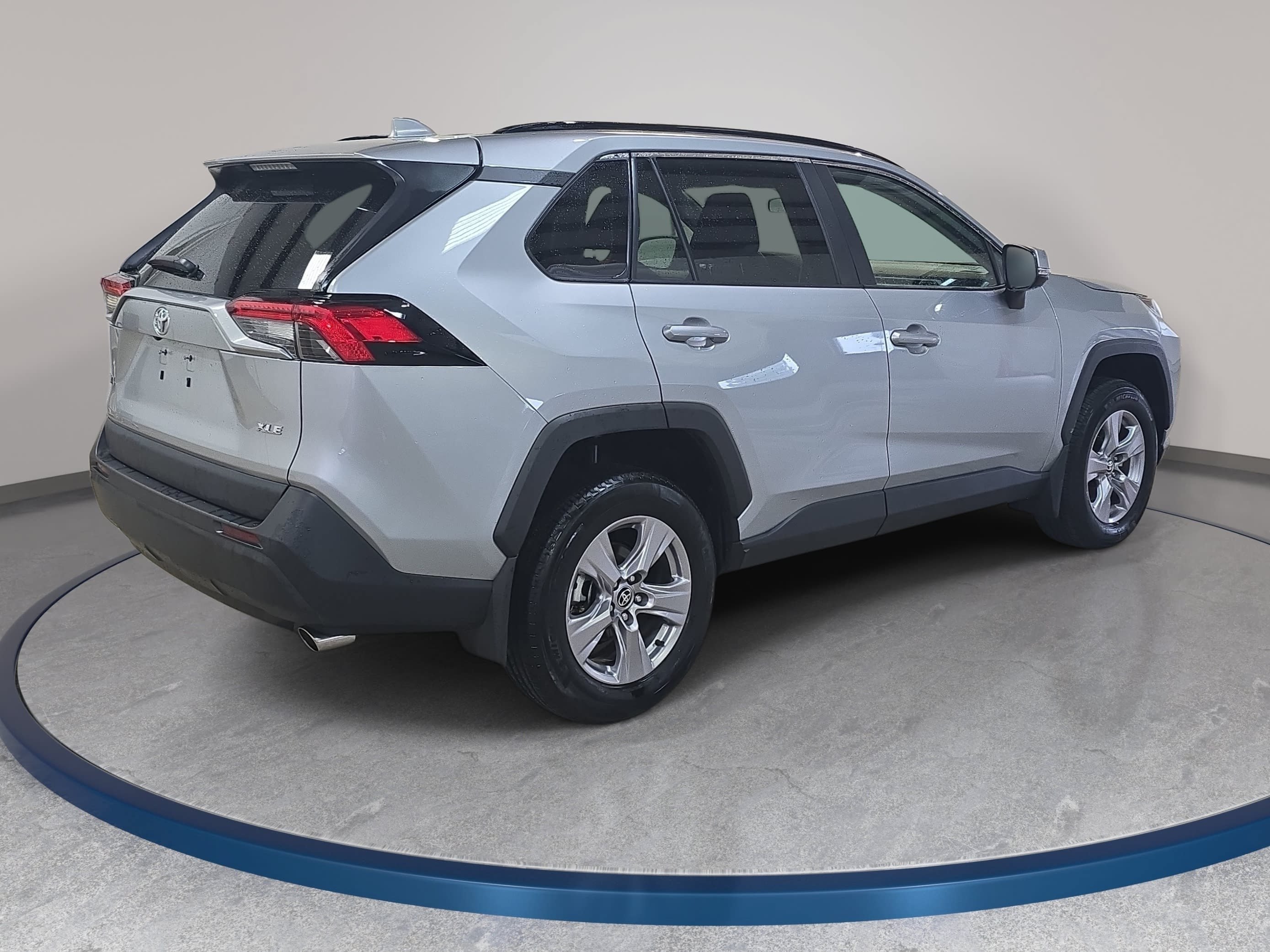 Used 2024 Toyota RAV4 XLE w/ Convenience Package FWD image 6