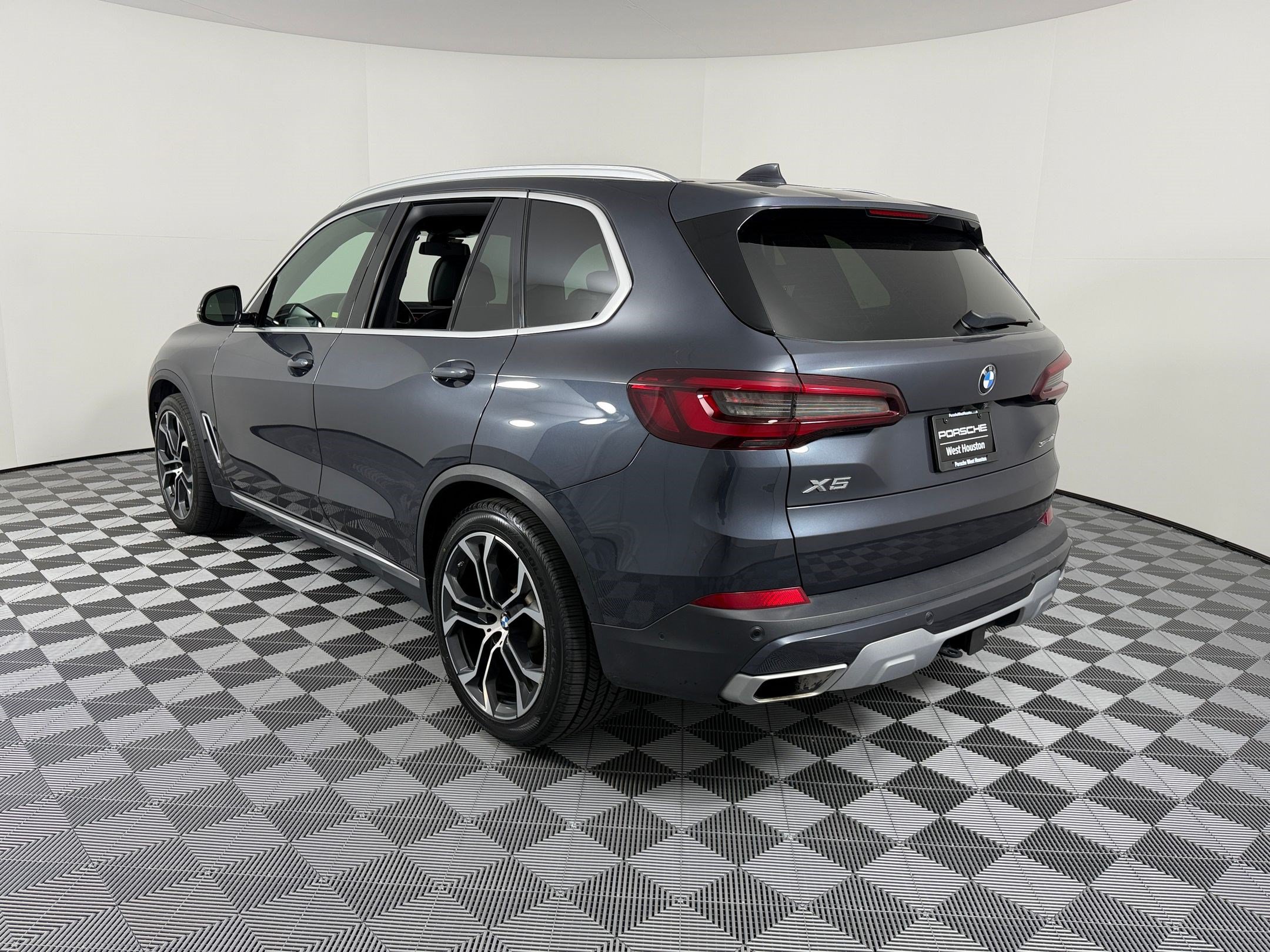 Used 2020 BMW X5 sDrive40i w/ Premium Package RWD image 3