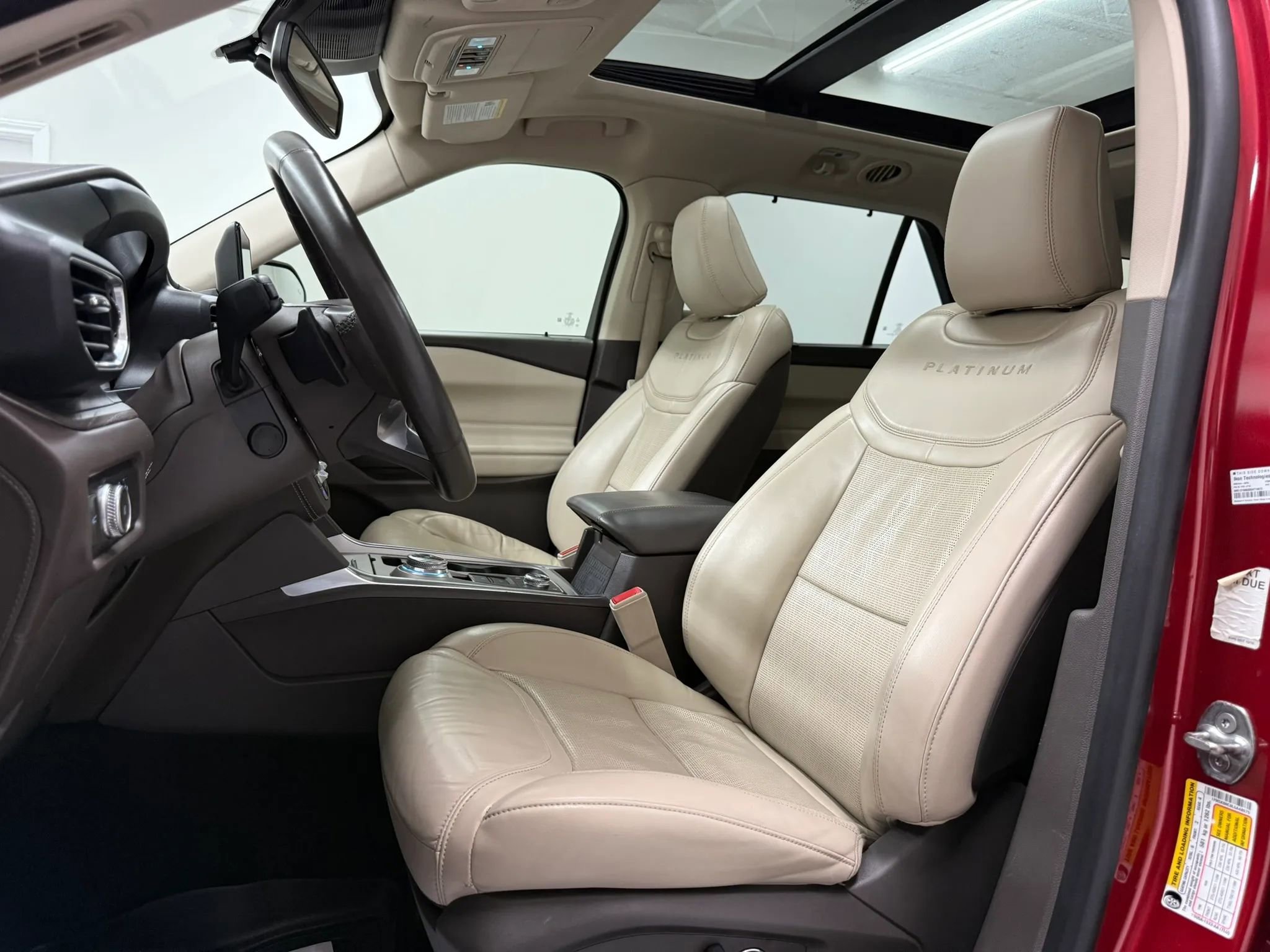 Used 2020 Ford Explorer Platinum w/ Premium Technology Package image 28