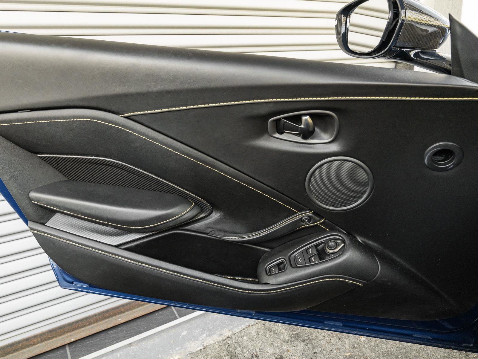 Used 2021 Aston Martin V8 Vantage Roadster image 28