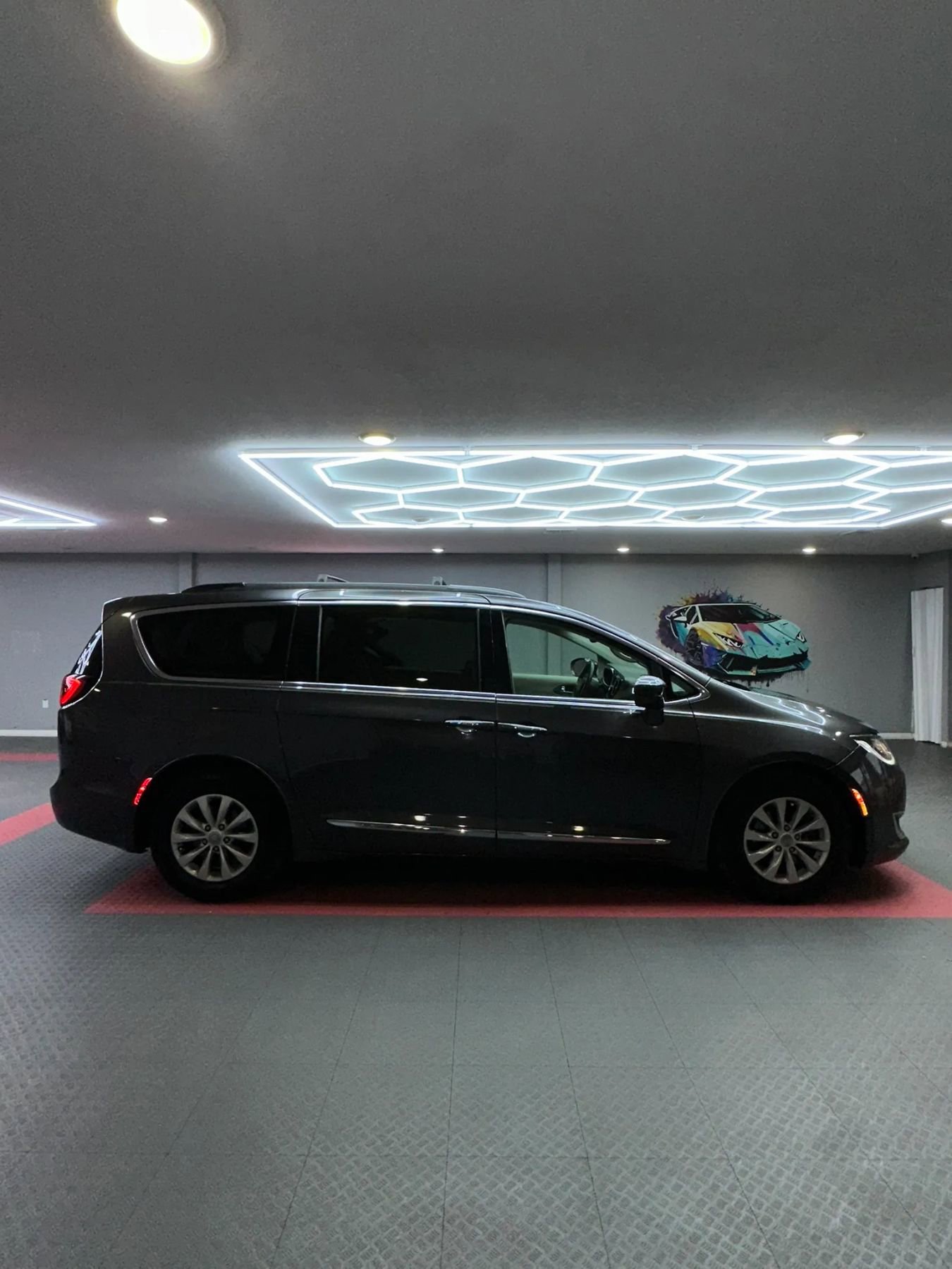 Used 2017 Chrysler Pacifica Touring-L FWD image 7