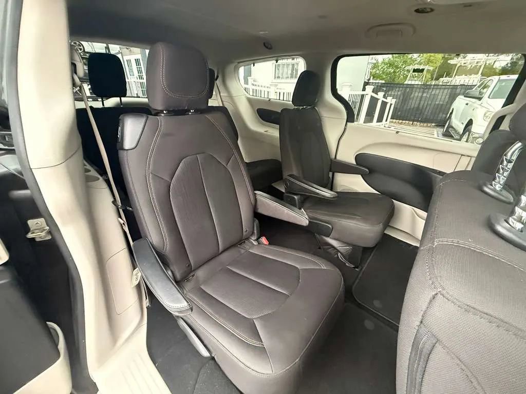 Used 2017 Chrysler Pacifica Touring Plus w/ Tire & Wheel Group FWD image 22