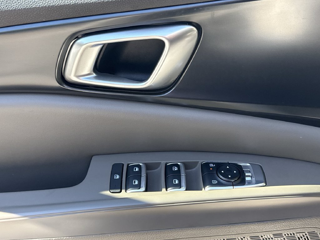 Used 2025 Kia Carnival FWD image 15