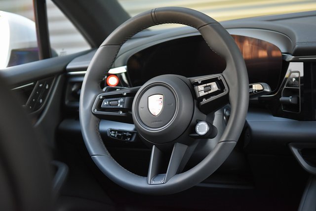 Certified 2025 Porsche Macan 4 Electric image 14