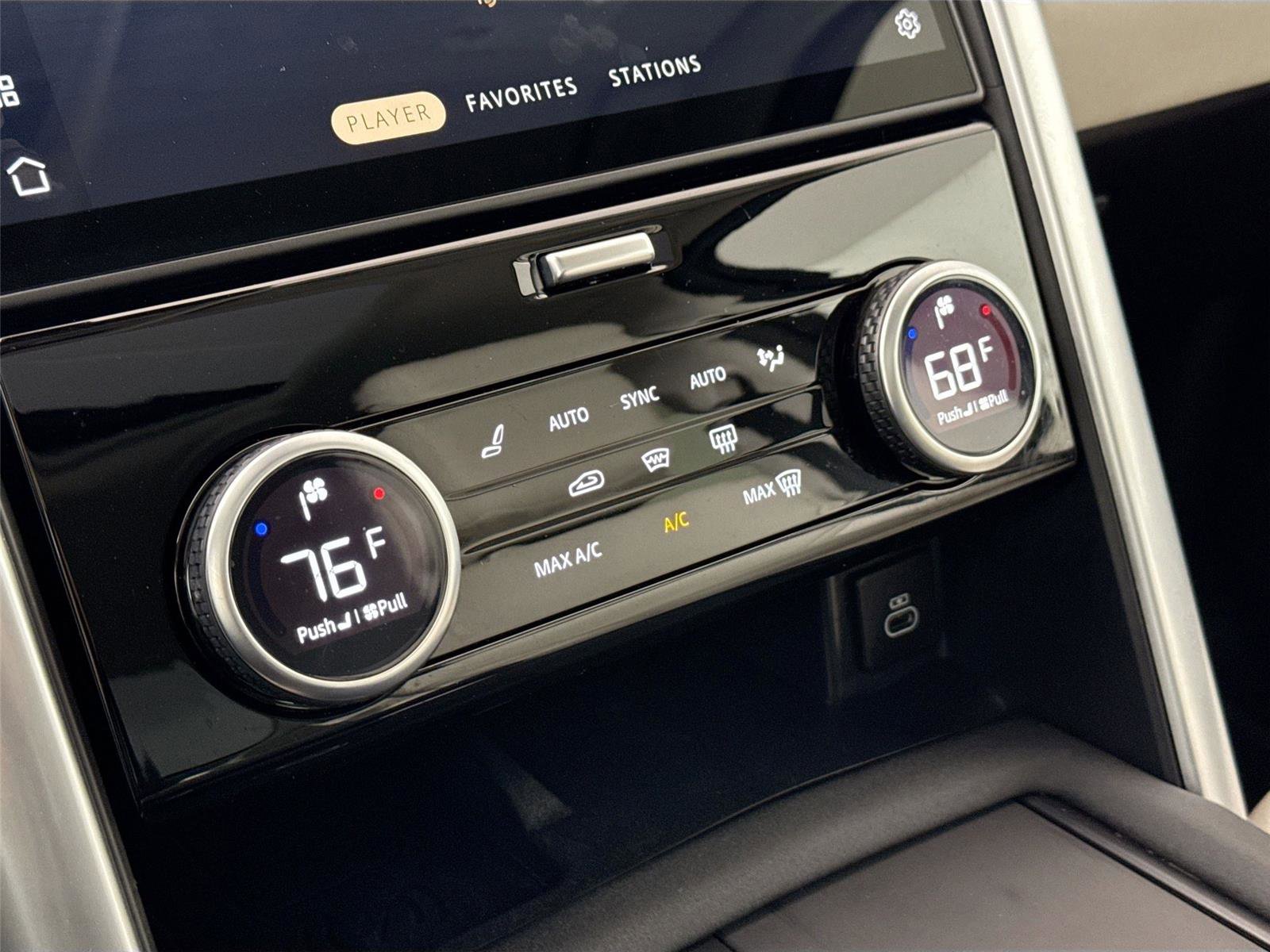 Used 2024 Land Rover Discovery S image 27