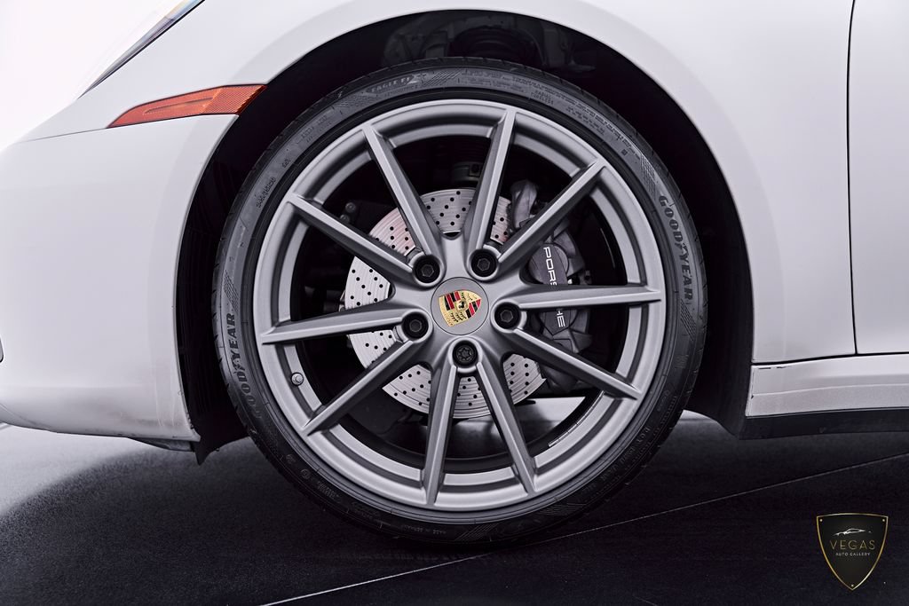 Used 2023 Porsche 911 Carrera RWD image 3