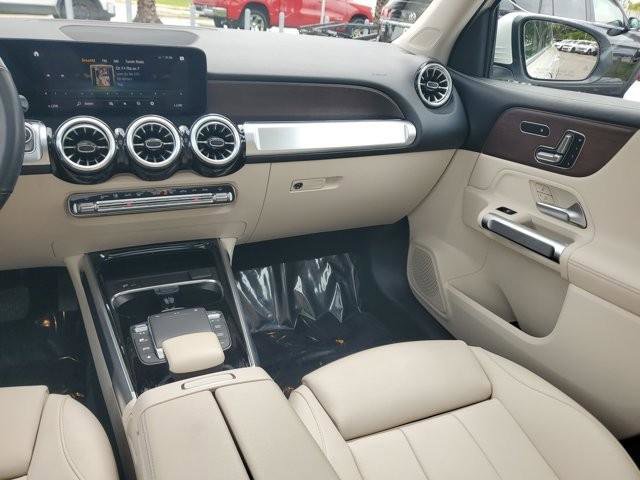 Used 2023 Mercedes-Benz GLB 250 w/ Premium Package image 17