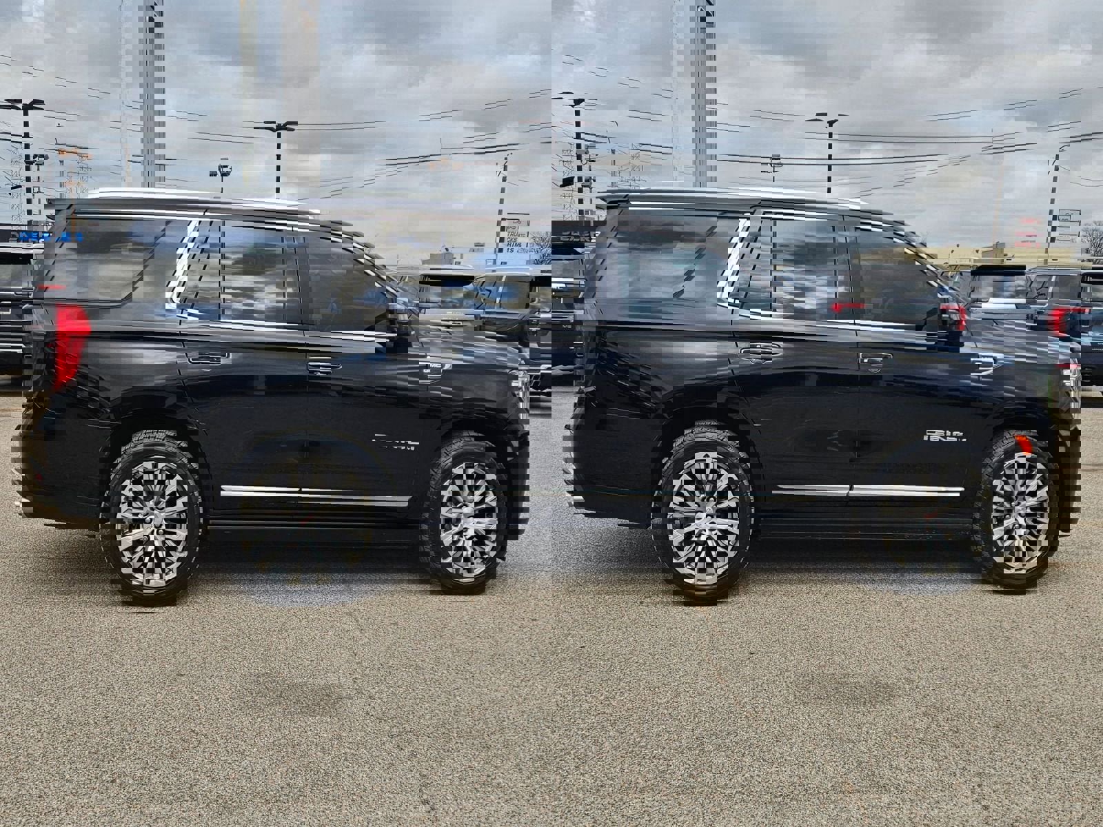 Used 2021 GMC Yukon Denali w/ Denali Premium Package image 7