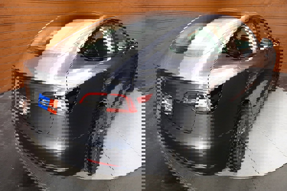 Used 2023 Tesla Model 3 Standard Range image 17