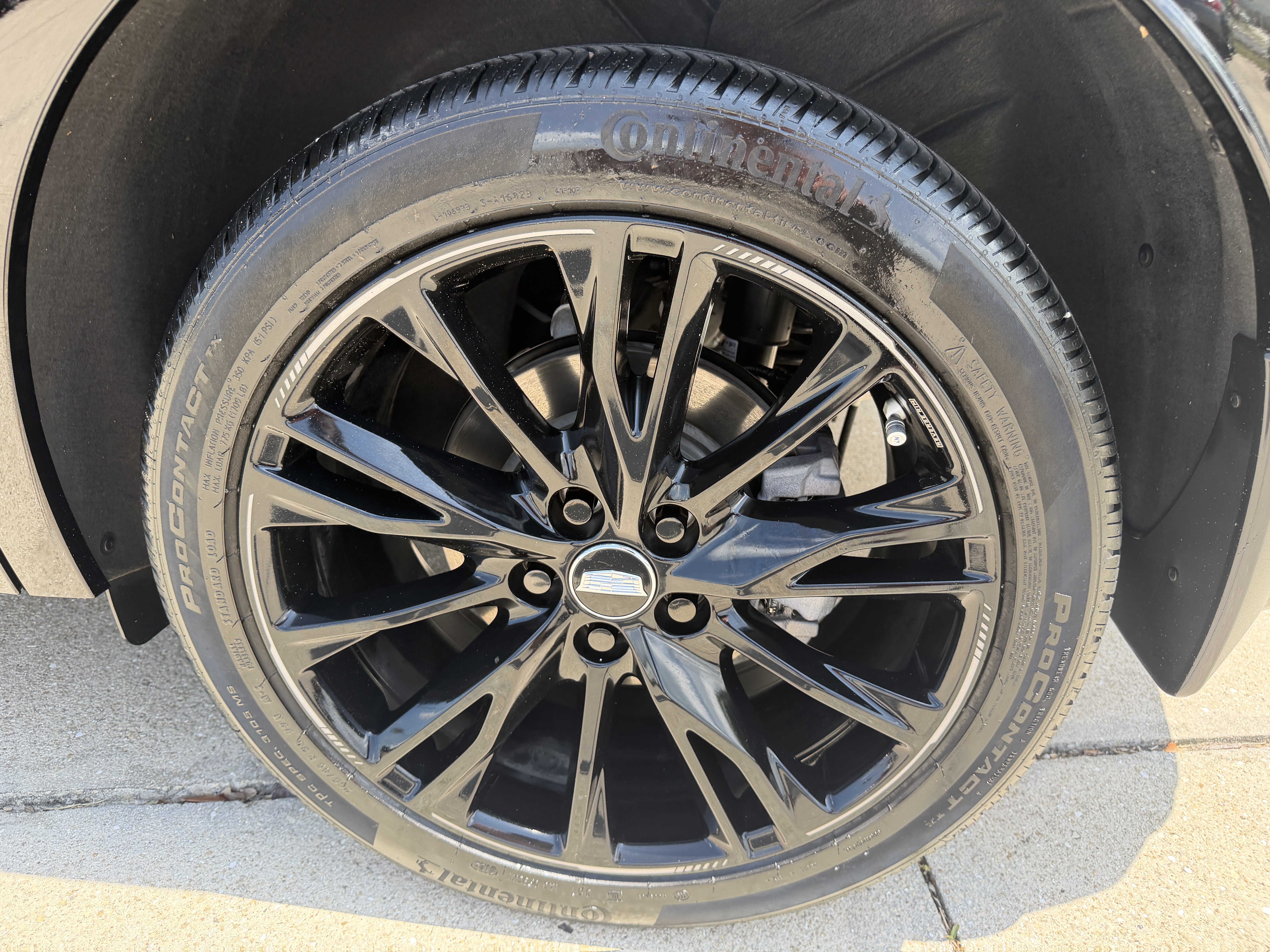 Used 2025 Cadillac XT4 Sport w/ LPO, Onyx Lite Package AWD/4WD image 29