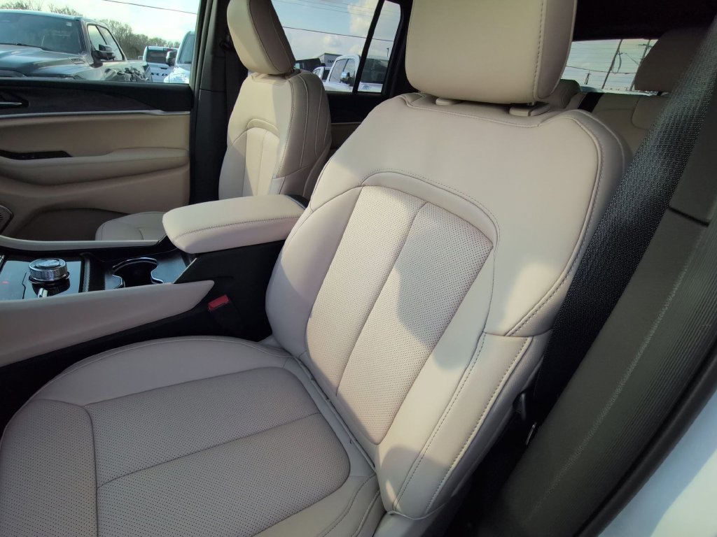 New 2026 Jeep Grand Cherokee Limited w/ Luxury Tech Group II AWD/4WD image 12