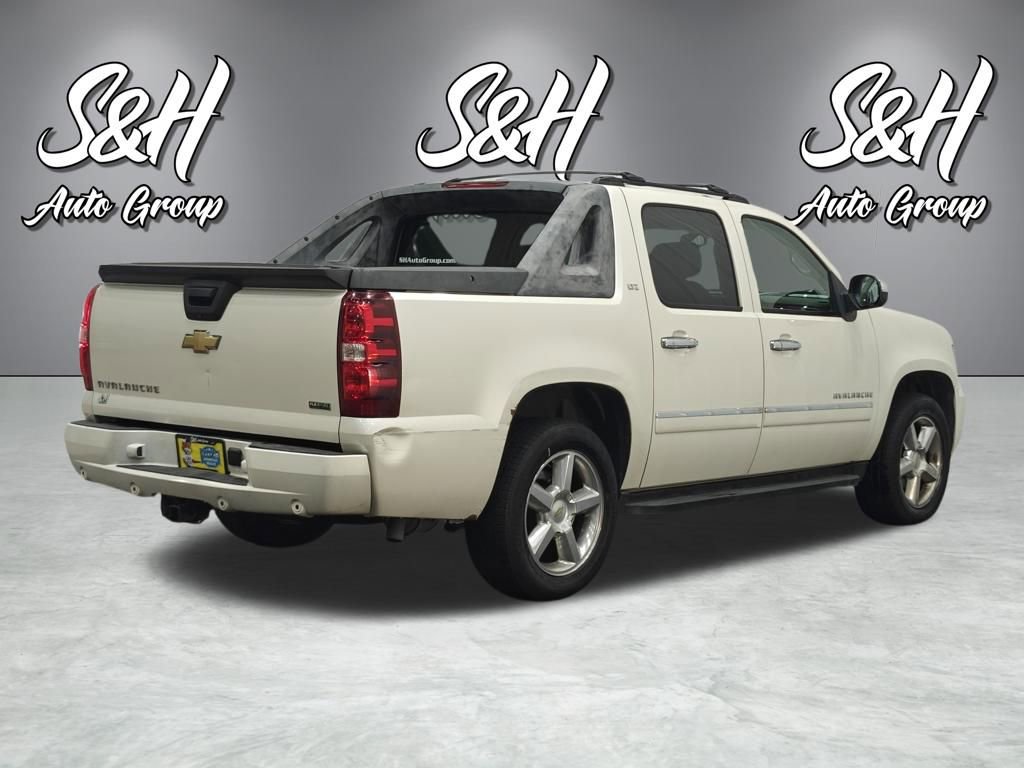 Used 2011 Chevrolet Avalanche LTZ AWD/4WD image 28