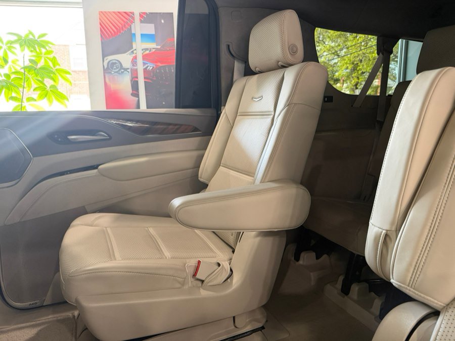 Used 2024 Cadillac Escalade ESV Sport Platinum AWD/4WD image 17