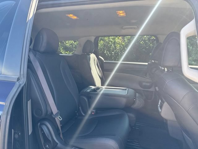 Used 2025 Kia Carnival FWD image 38