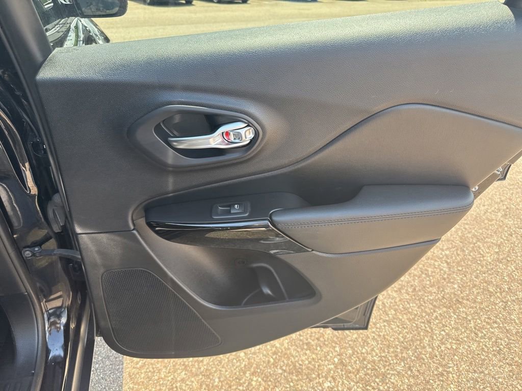 Used 2020 Jeep Cherokee Latitude Plus AWD/4WD image 26