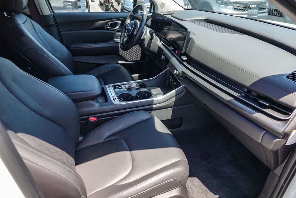Certified 2025 Kia Carnival SX w/ SX Dark Edition Package FWD image 15