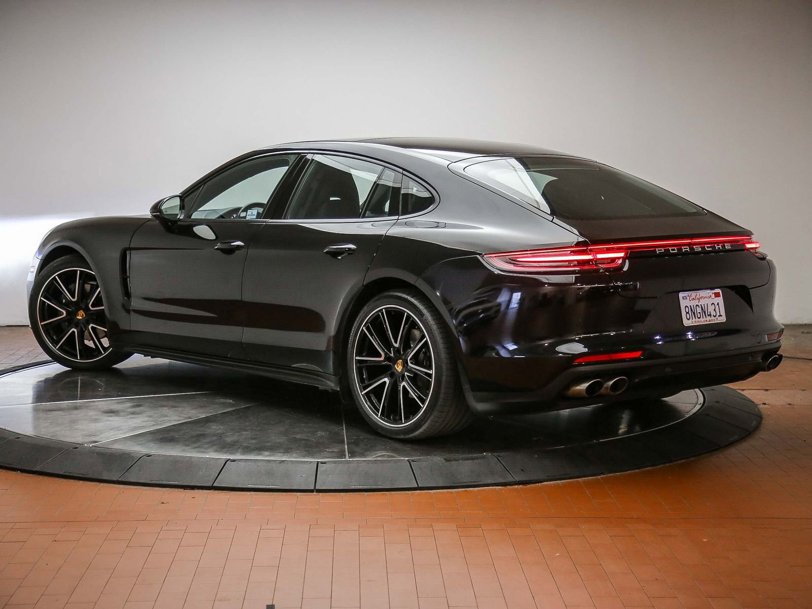 Certified 2018 Porsche Panamera RWD image 6