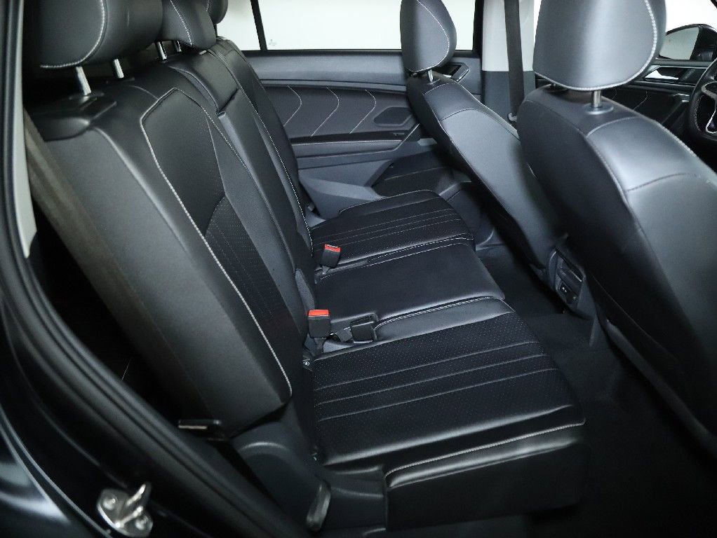 Used 2024 Volkswagen Tiguan SE image 33