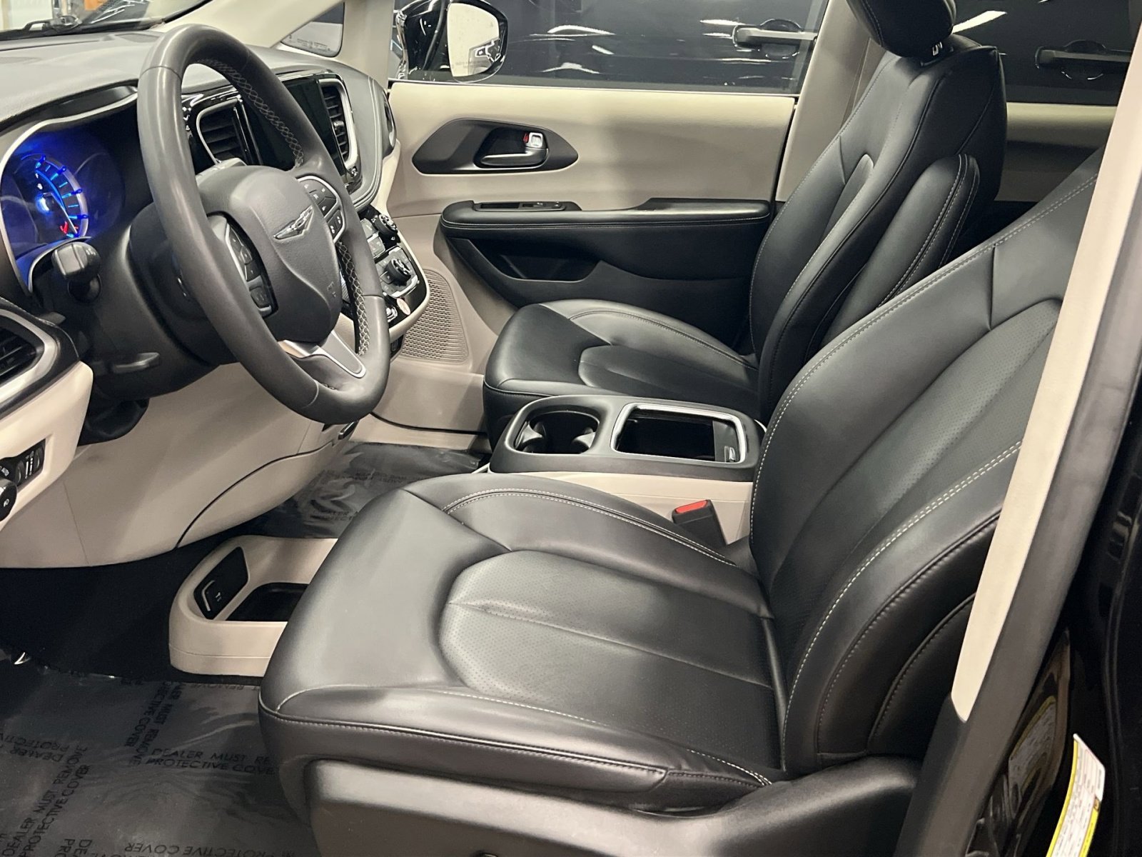 Used 2024 Chrysler Pacifica Select image 11