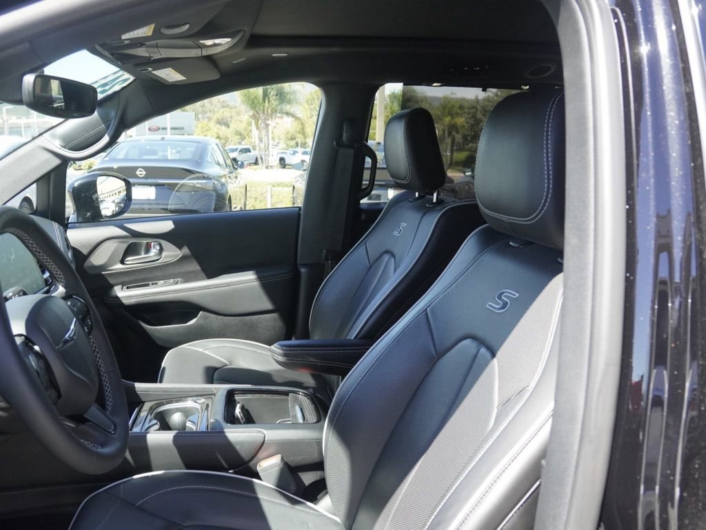 Used 2024 Chrysler Pacifica Limited w/ Uconnect Theater Family Group image 18