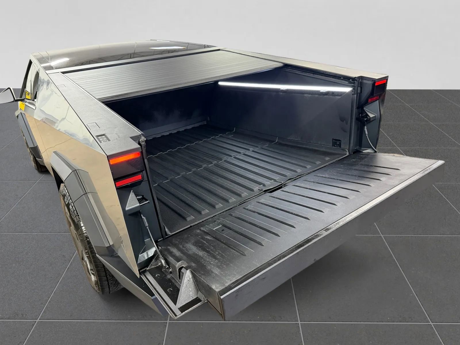 Used 2025 Tesla Cybertruck AWD Crew Cab image 38