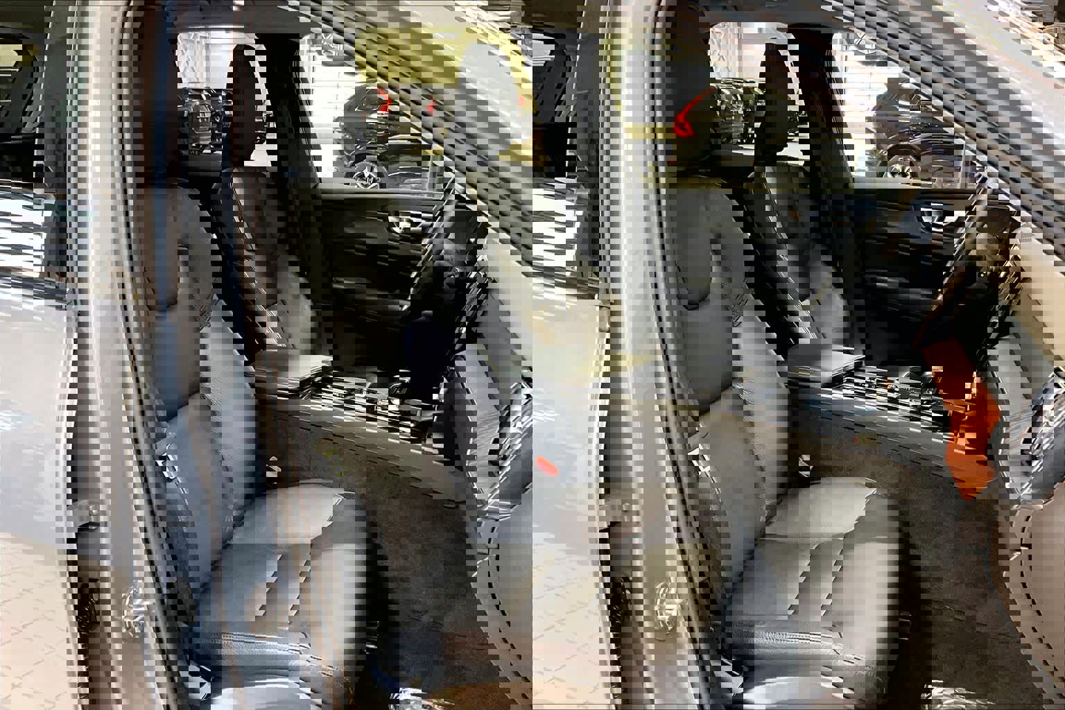 Used 2024 Volvo XC60 B5 Plus image 8