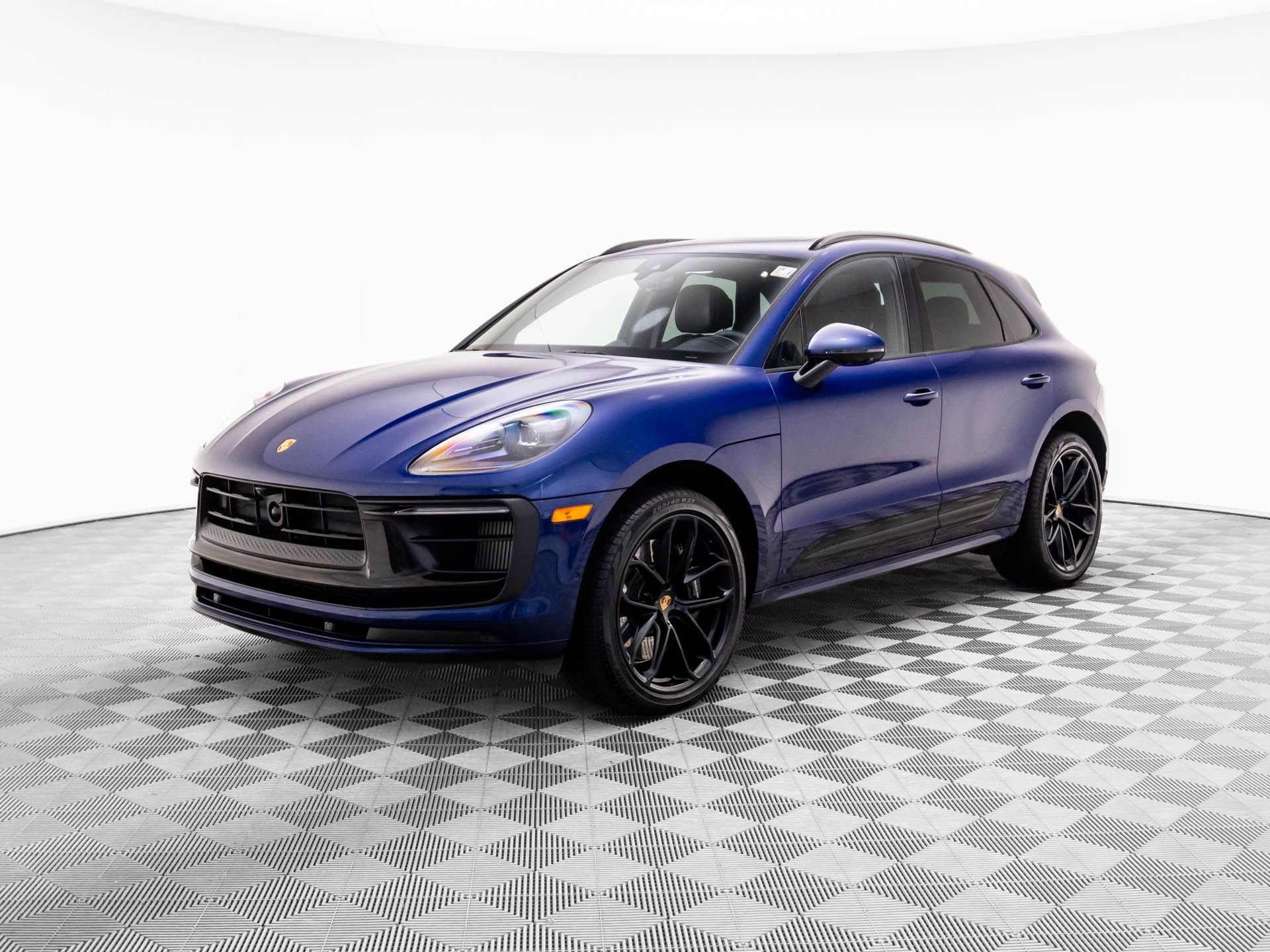 Certified 2025 Porsche Macan GTS image 1