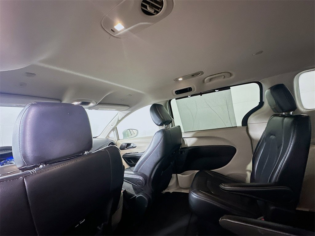 Used 2022 Chrysler Pacifica Touring-L image 13