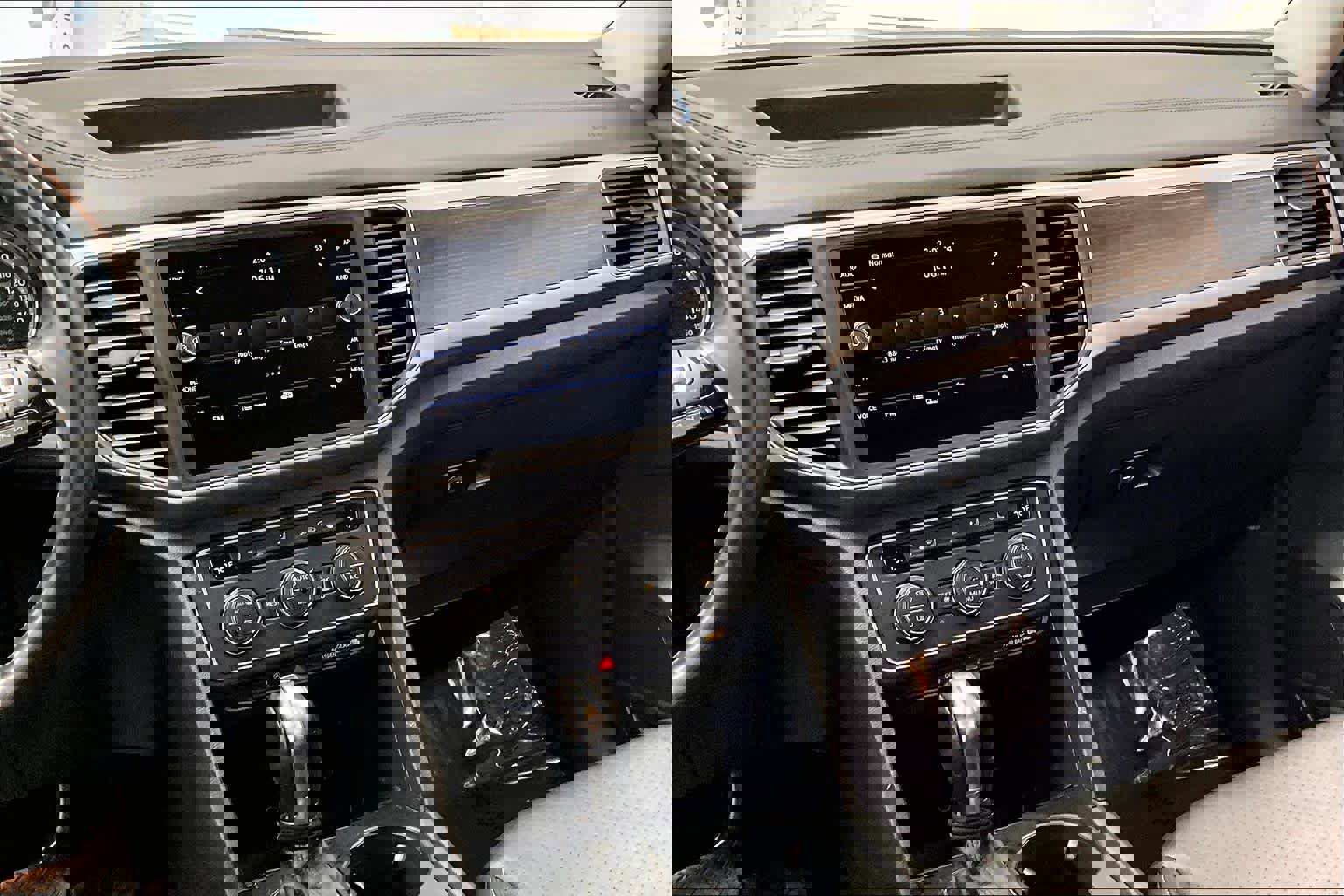 Used 2019 Volkswagen Atlas SE w/ Towing Package image 9