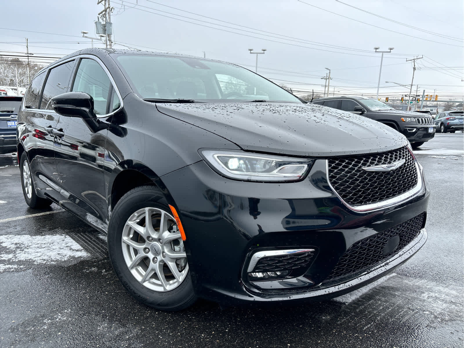 Used 2024 Chrysler Pacifica Touring-L image 2