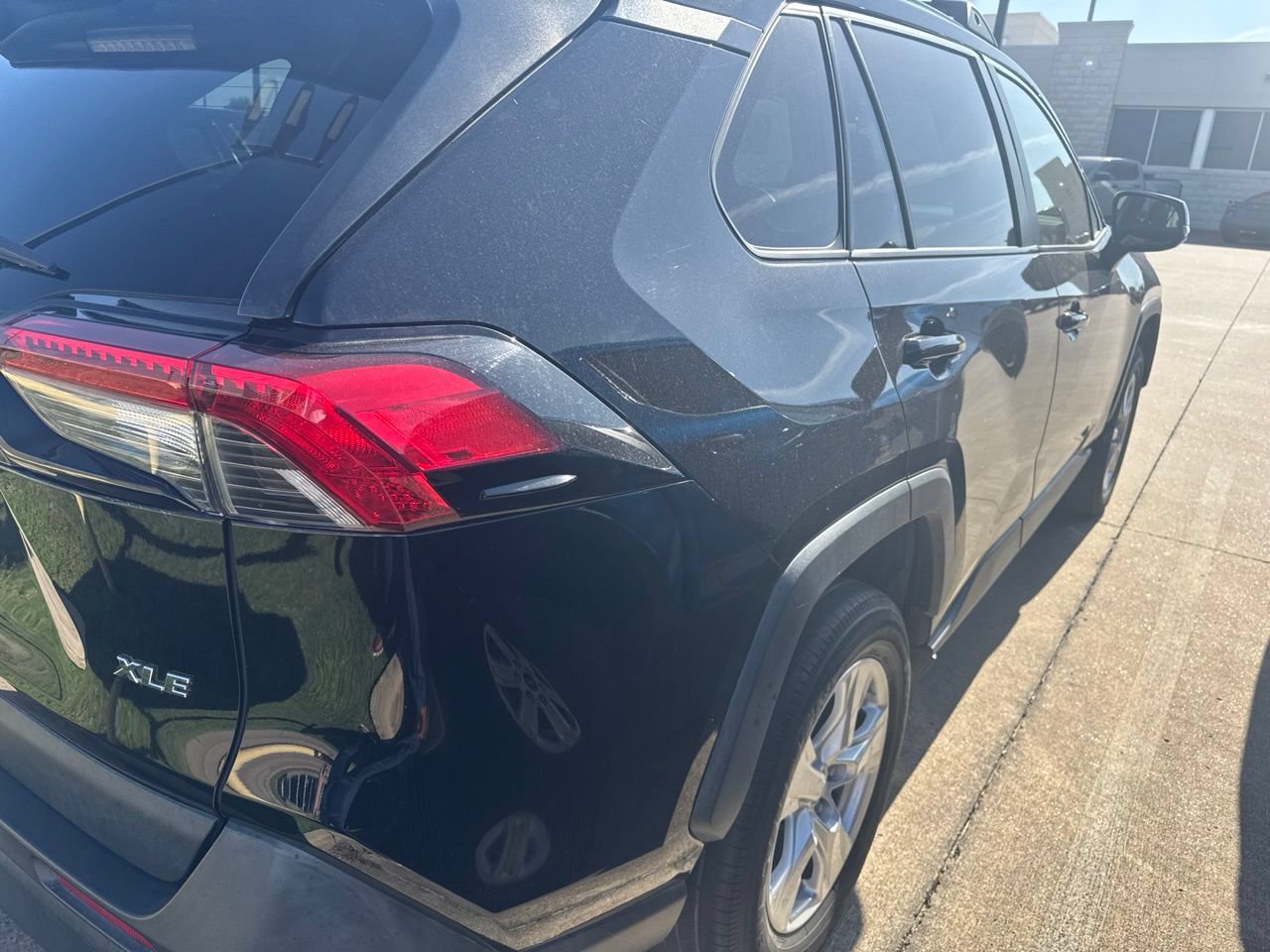 Used 2019 Toyota RAV4 XLE w/ Convenience Package FWD image 4