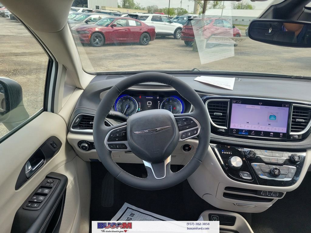 Used 2023 Chrysler Pacifica Touring-L FWD image 9
