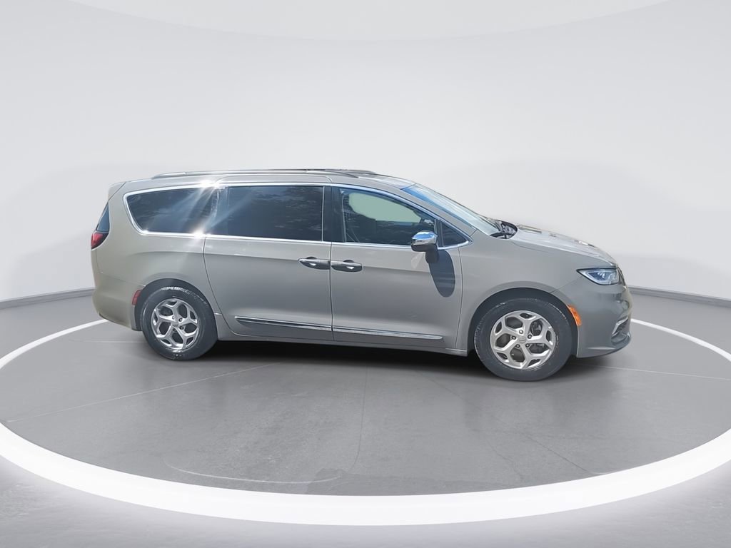 Used 2023 Chrysler Pacifica Limited FWD image 9