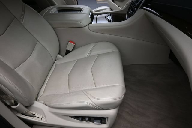 Used 2020 Cadillac Escalade Luxury AWD/4WD image 28
