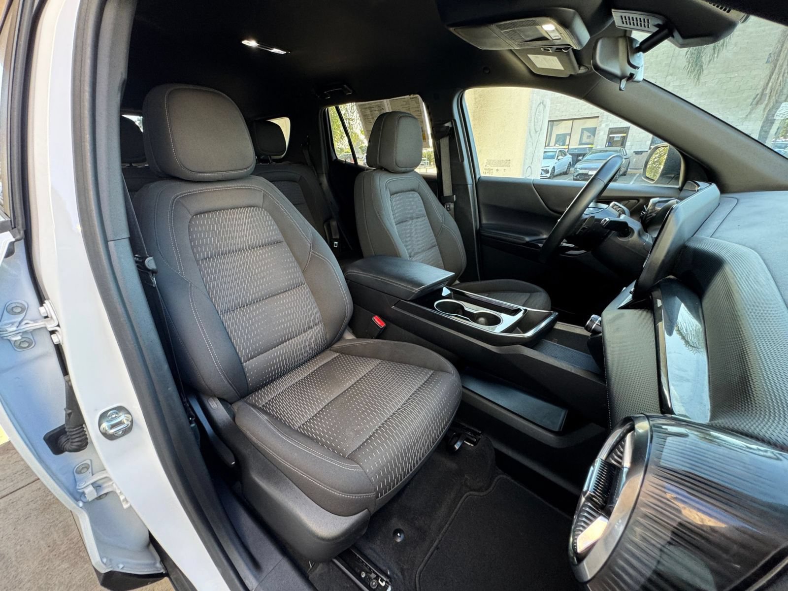 Used 2025 Chevrolet Equinox LT FWD image 36