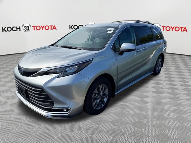 Used 2024 Toyota Sienna XLE w/ XLE Plus Package AWD/4WD image 3