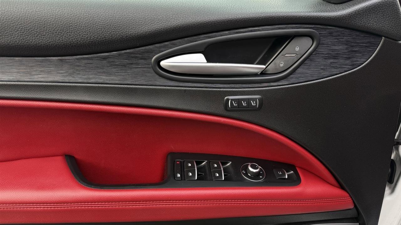 Used 2019 Alfa Romeo Stelvio AWD image 27