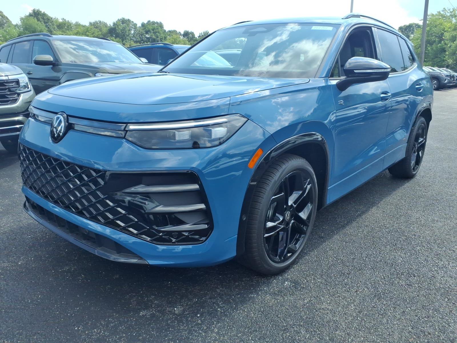 New 2026 Volkswagen Tiguan SE R-Line FWD image 4