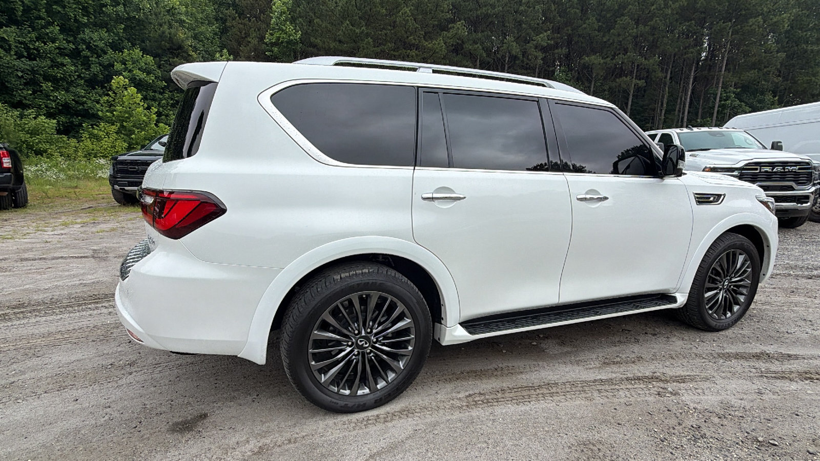 Used 2024 INFINITI QX80 Sensory AWD/4WD image 8