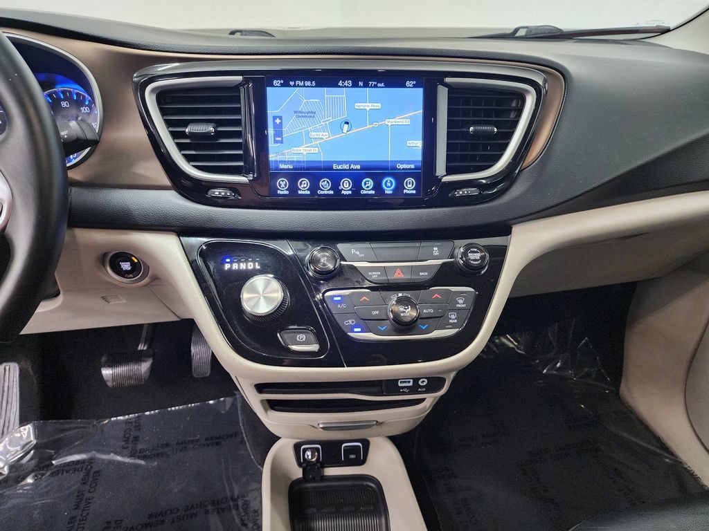 Used 2017 Chrysler Pacifica Touring-L FWD image 17