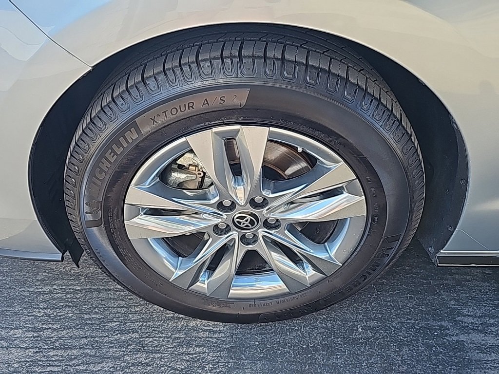 Used 2021 Toyota Sienna Limited image 9