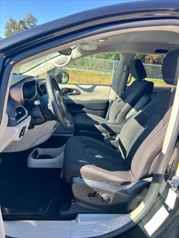 Used 2023 Chrysler Voyager LX image 39