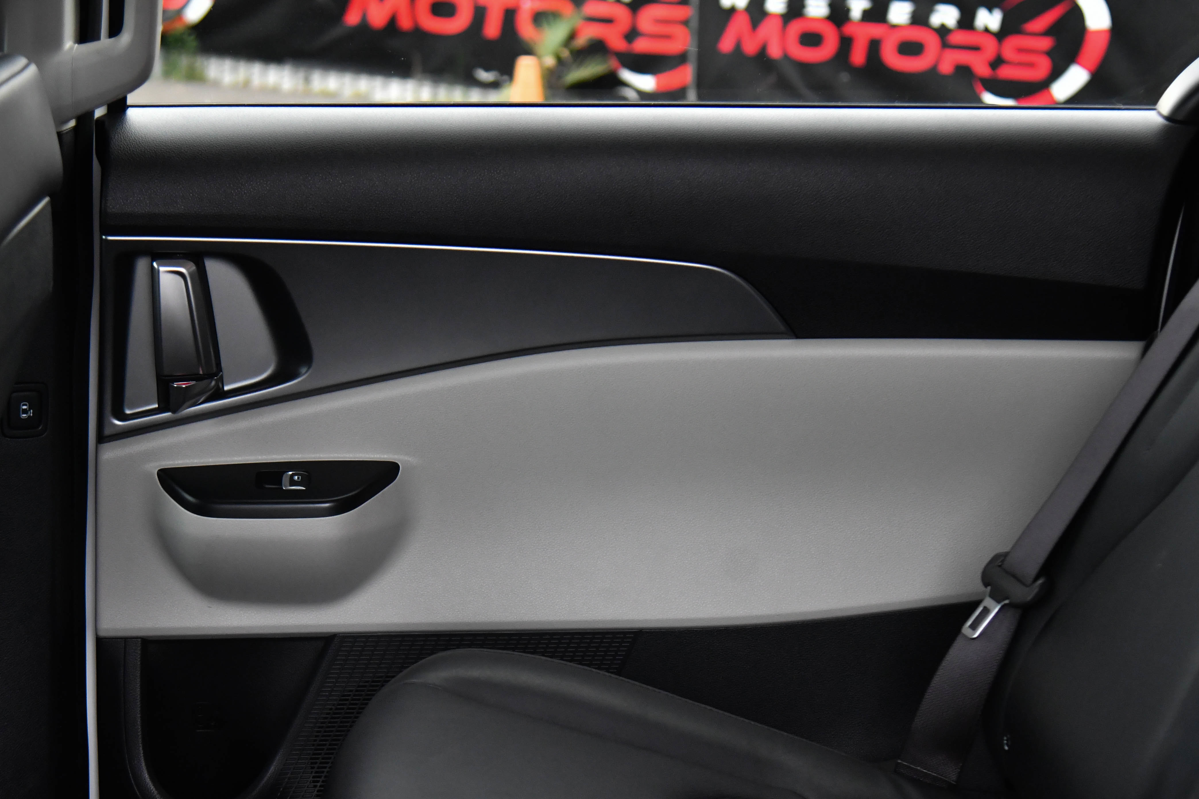 Used 2024 Kia Carnival LX image 34