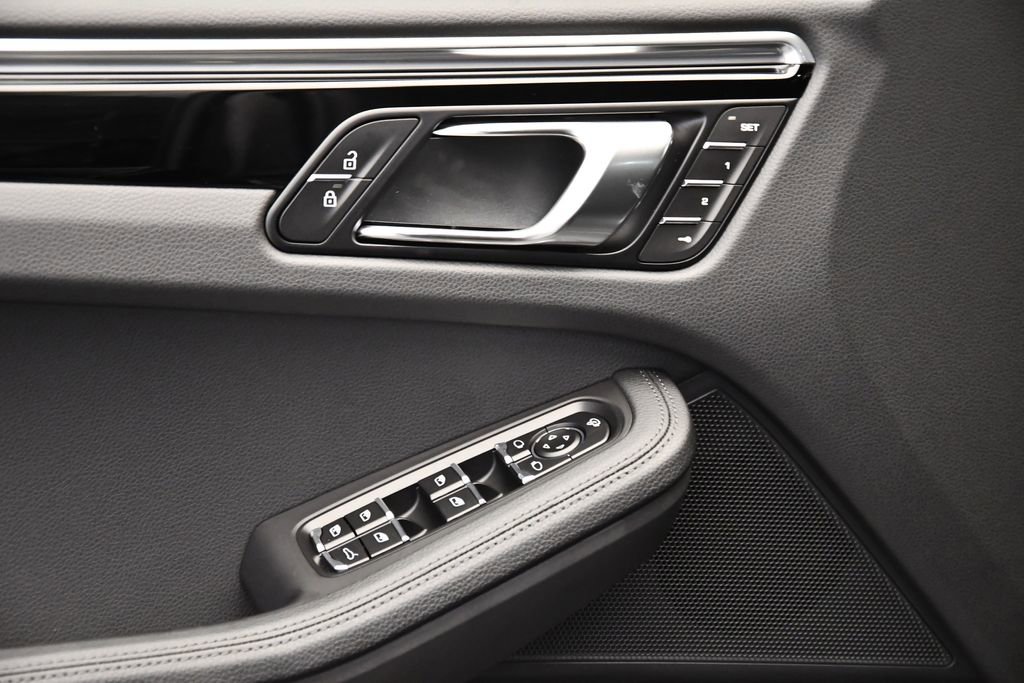 Used 2025 Porsche Macan image 34