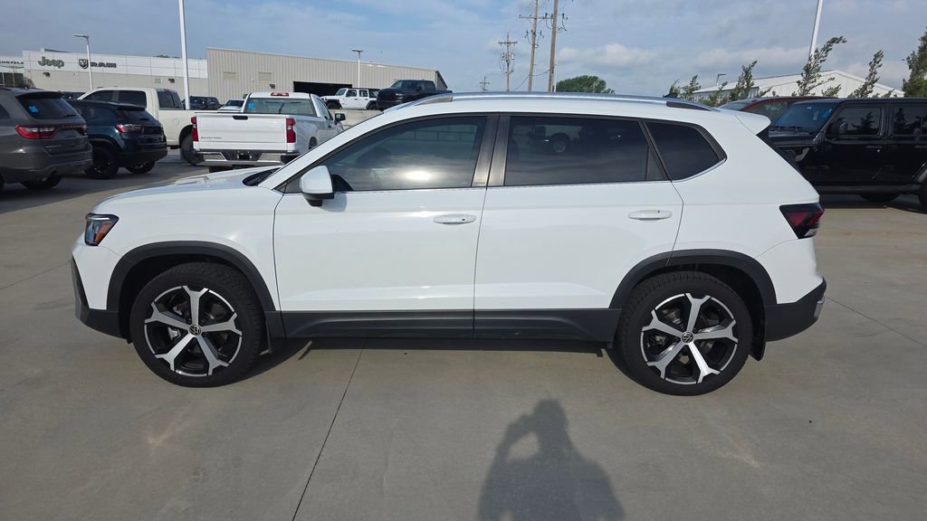 Used 2025 Volkswagen Taos SEL AWD/4WD image 2