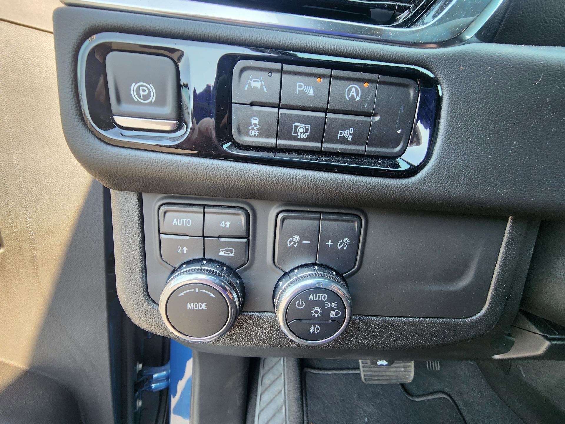 Used 2025 GMC Yukon Elevation AWD/4WD image 15