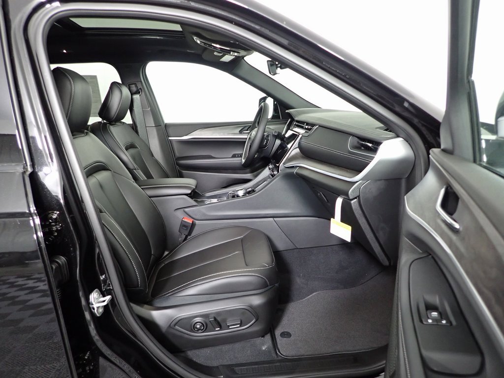 New 2025 Jeep Grand Cherokee L Limited w/ Black Appearance Package image 37